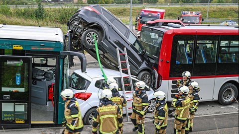 Eingequetscht zwischen zwei Bussen: Am Dienstagmorgen gab es vor einem Kreisverkehr in Oberkochen einen schweren Unfall.