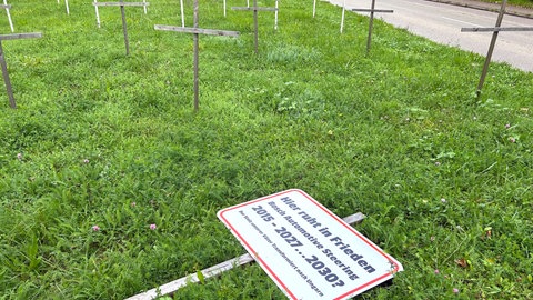 Seit fast einem Jahr mahnen die Bosch-Mitarbeiter mit Holzkreuzen und Schildern. Der jüngst angekündigte Abbau von 13.000 Arbeitsplätzen bei Bosch löst auch am Standort Schwäbisch Gmünd neue Sorgen aus.