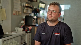 Leon Zeller macht eine Ausbildung zum Mechatroniker bei Bosch. Er bangt zusammen mit seinem Bruder und Vater um seinen Job.