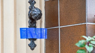 Die Polizei ist von Angehörigen des Opfers und der dringend verdächtigen 78-Jährigen gerufen worden.