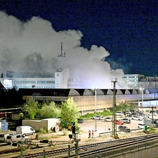 Rauch über einer Lagerhalle: Mehr als drei Monate nach dem Brand in der Außenstelle des Ulmer Theaters hat die Polizei nun einen Tatverdächtigen festgenommen. Hinweise auf Brandstiftung gab es schon länger. (Archivbild)