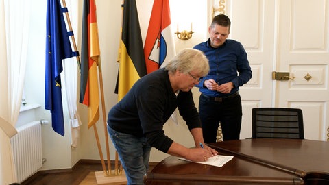 Alfred Schorr ist einer von über 140 Freiwilligen, die eine sogannte Absichtserklärung unterschrieben haben. Er will künftig als Badeaufsicht im Schechinger Freibad mithelfen. 