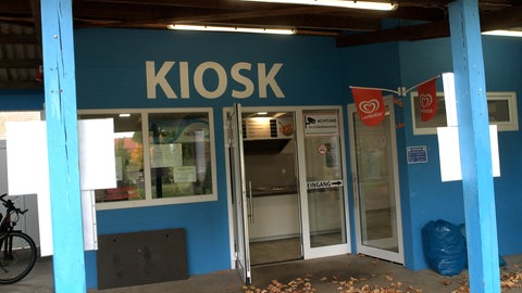 Im Schnitt arbeiten die Ehrenamtlichen etwa 20 Stunden pro Saison im Schechinger Freibad. Beispielsweise beim Verkauf von Essen und Getränken im Kiosk.