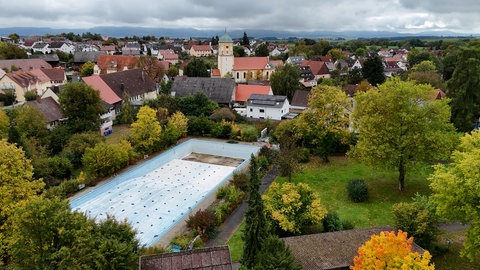 Das Freibad in Schechingen ist seit Jahren marode und soll jetzt saniert werden. Anschließend sollen Freiwillige den Badebetrieb stemmen.