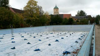 Das Schechinger Freibad wurde in den 60er Jahren erbaut und ist in die Jahre gekommen. Durch die vielen Lecks verlos das große Becken vor der Schließung täglich 250.000 Liter Wasser. 