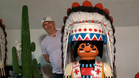 Besonders stolz ist Achim Wille auf seine größten Figuren. Diese Indianer-Figur misst zwei Meter.