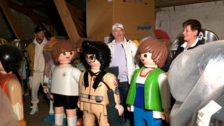 Familie Wille inmitten ihrer Playmobil-Großfamilie: Sohn André, Achim und Susanne Wille fühlen sich in ihrer Sammlung wohl.