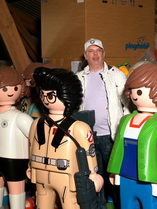 Familie Wille inmitten ihrer Playmobil-Großfamilie: Sohn André, Achim und Susanne Wille fühlen sich in ihrer Sammlung wohl.