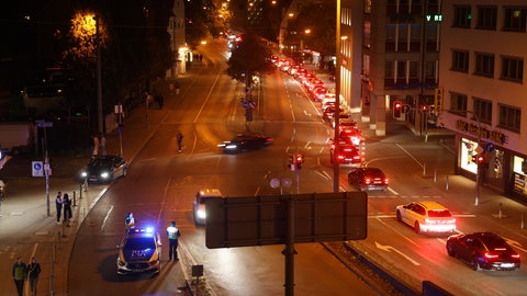 Nach dem Sieg der Albaner gegen Serbien feierten in Ulm und Stuttgart hunderte Fans. Die Polizei musste den Autokorso auflösen.
