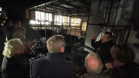 Blick auf die Zerstörung: Am Montag durften Medienvertreter zum ersten Mal das abgebrannte Lager sehen. 