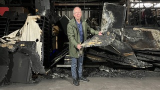 Umgeben von Trümmern im ausgebrannten Kostüm- und Requisitenlager: Der Intendant des Theaters Ulm, Kay Metzger.