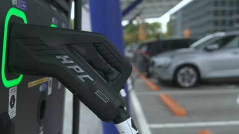 Zehn Mitarbeitende der Technischen Hochschule Ulm testen ein Jahr lang E-Autos als mobilen Stromspeicher. 