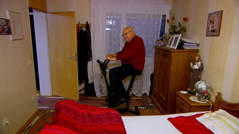 Jeden Morgen Frühsport: Noch vor dem Frühstück bringt sich Georg Jitaru auf dem Hometrainer in Schwung.