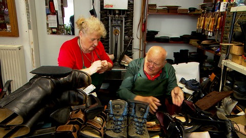 Schuhmachermeister Georg Jitaru mit seiner Partnerin Emilia. Seit gut 20 Jahren arbeitet die 71-Jährige mit. Sie wurde von Georg eingelernt.