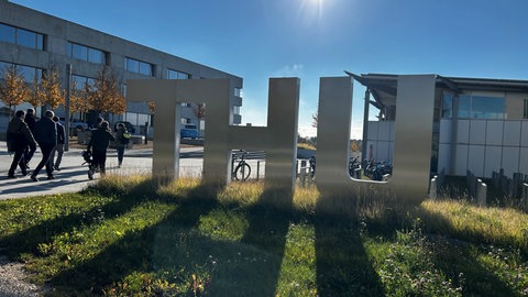 Der Feldtest der THU soll aufzeigen, wo es noch Lücken in der Umsetzung gibt. Bis 2030 soll bidirektonales Laden in Deutschland flächendeckend genutzt werden. 