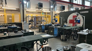 Ein Teil des Lazaretts, das das Sanitätsregiment 3 der Bundeswehr für eine Übung in Dornstadt in einer Halle errichtet hat. 