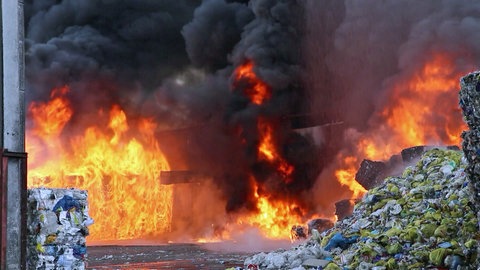 Die Halle des Recyclingbetriebs in Sontheim, in der der Brand ausgebrochen ist, ist nach Auskunft der Feuerwehr nicht mehr zu retten.