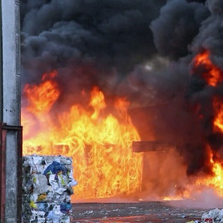 Die Halle des Recyclingbetriebs in Sontheim, in der der Brand ausgebrochen ist, ist nach Auskunft der Feuerwehr nicht mehr zu retten.