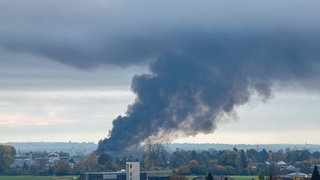 Eine schwarze Rauchwolke über Sontheim an der Brenz (Kreis Heidenheim): In einem Recyclingbetrieb war eine Sortieranlage in Brand geraten. 