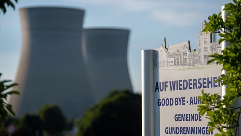 Die beiden Kühltürme des AKW Gundremmingen sollen am Samstag gesprengt werden. (Archivbild)