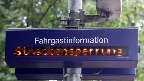 Hinweise für Fahrgäste mit der Bahn Systeme zur Fahrgastinformation zeigen einen Hinweis auf eine Sperrung an. Eine solche gibt es in den nächsten tagen zwischen Aalen und Heidenheim (Symbolbild)