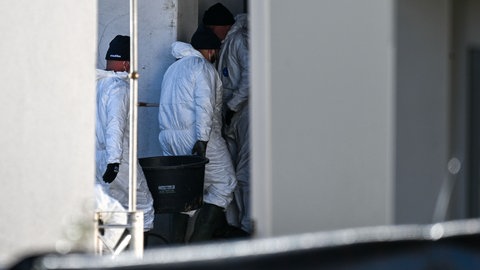 Nur mit Schutzkleidung darf der betroffene Geflügelbetrieb in Öllingen betreten werden. 