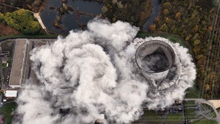 Erst der eine, dann der andere: Am Samstag sind die Kühltürme des stillgelegten AKW in Gundremmingen gesprengt worden.