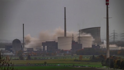 Eine riesige Rauchwolke - der zweite Kühlturm des stillgelegten AKWs in Gundremmingen sackt in sich zusammen - am Samstag wurden die Kühltürme gesprengt. 