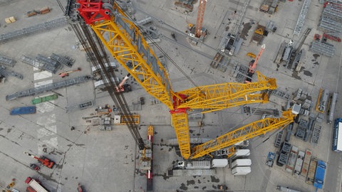  Bei der Abnahme in Ehingen wird der Kran mit einer Last von über 3.700 Tonnen getestet. Dazu kommt noch das Gegengewicht am Heck und das Eigengewicht der Maschine. 