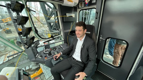 Gesteuert wird der Raupenkran mit zwei Joysticks. Der LR13000 verfügt zudem über ein Sicherheitssystem, das ein Umkippen verhindert. 