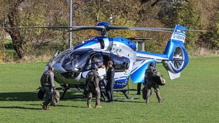 Ein Spezialeinsatzkommando auf dem Weg zum Einsatzort in Lauchheim. Auch ein Panzerfahrzeug war im Einsatz.