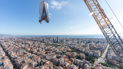 Anflug zum neuen Weltrekord. Die Sagrada Familia in Barcelona erreicht seit Donnerstag eine Höhe von 163 Metern - und löst damit das Ulmer Münster als höchsten Kirchturm der Welt ab.