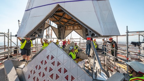 Die letzten Zentimeter vor der Montage: Die Sagrada Família in Barcelona erreicht seit Donnerstag eine Höhe von 163 Metern - und soll noch höher werden. Das Ulmer Münster ist damit den Titel "höchster Kirchturm der Welt" los.