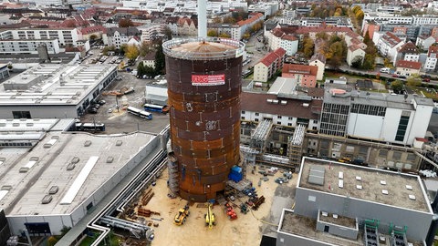 Ein halbfertiger Wasserspeicher in Ulm. In dem Turm sollen 37.000 Kubikmeter Wasser die Wärme speichern, die in den Biomasseheizkraftwerken der FUG erzeugt wird. Als Fernwärme fließt dieses dann durch die Leitungen und treibt die Wärmewende voran.