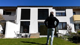 So geht die Wärmewende nicht: Thomas Kuchinke steht vor seinem Haus im Schwäbisch Gmünder Stadtteil Bettringen. Es ist eigentlich mit einer Solaranlage ausgestattet und alles ist vorbereitet für den Einbau einer Wärmepumpe.Trotzdem muss er Fernwärme beziehen.