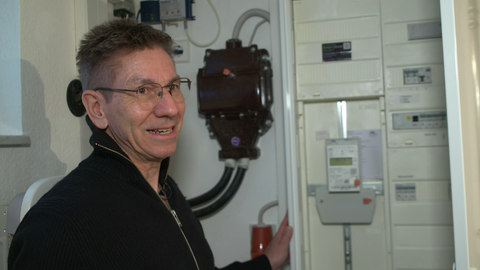 Thomas Kuchinke in seinem Keller in Schwäbisch Gmünder Stadtteil Bettringen. Hier ist alles schon vorbereitet für den Einbau einer Wärmepumpe und die Wärmewende in den eigenen vier Wänden. Noch muss er aber Fernwärme beziehen, auch wenn er das nicht will.