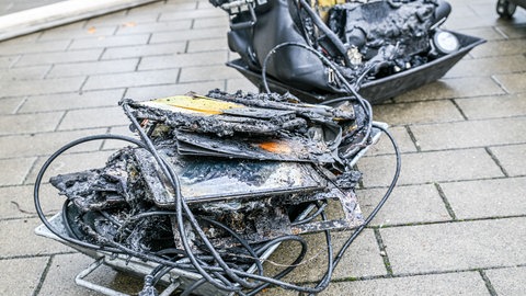 Verschmorte Tablets. In einer Schule in Abtsgmünd (Ostalbkreis) haben brennende Tablets eine starke Rauchentwicklung zur Folge gehabt. 