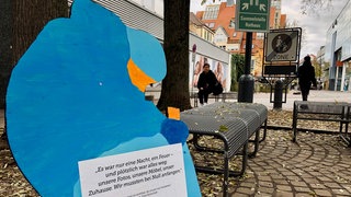 Eine von zehn bemalten Holzfiguren, die in der Aalener Innenstadt stehen. Sie sollen auf das Thema Wohnungslosigkeit aufmerksam machen. 