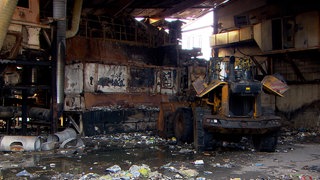 Die abgebrannte Halle auf dem Gelände des Recyclingsbetriebs in Sontheim an der Brenz. Der Brand Mitte Oktober wurde vermutlich durch einen falsch entsorgte Akkus oder Batterien verursacht.