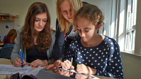 Heute gelten reine Mädchenschulen als pädagogisches Auslaufmodell. Doch einige Bildungsexpertinnen und -experten finden, der geschlechter-getrennte Unterricht habe durchaus Vorteile. (Symbolbild)
