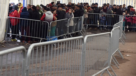 2015 war die Belegung der LEA Ellwangen mit Geflüchteten und damit der Andrang bei der Essensausgabe groß (Archivbild). 