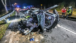 Ein völlig zerstörtes Auto liegt nach einem Unfall auf der Bundesstraße 19 bei Königsbronn (Kreis Heidenheim) auf der Seite.