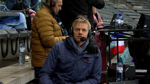 SWR-Reporter Tom Bartels auf seinem Kommentatorenplatz am 13.11.2015. Er kommentiert live das Freundschaftsspiel zwischen Frankreich und Deutschland, das Ziel mehrerer Anschläge beim Terror in Paris war. 