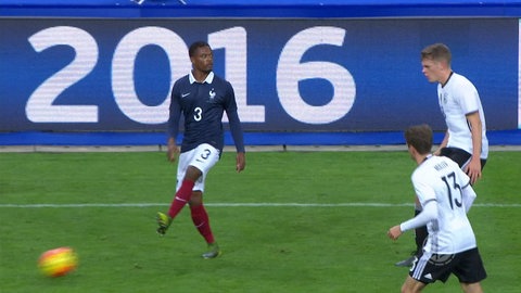 Eine Szene aus dem Fußballspiel Frankreich gegen Deutschland am 13.11.2015. Der französische Nationalspieler Patric Evra passt zu seinem Mitspieler, als in dem Moment ein lauter Knall zu hören ist. Mit einem verwunderten Blick schaut sich Evra um. Der Knall kam von einer Explosion durch einen Selbstmordattentäter, der an den Anschläge in Paris 2015 beteiligt war. Im Stadion war auch Wolfgang Bunz aus Ulm. 