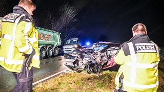 Unfall auf der B10: Eine Autofahrerin ist mit einem Lastwagen frontal zusammengeprallt, nachdem sie schon zuvor mehrfach auf die Gegenfahrbahn geraten war.