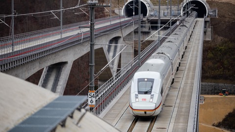 Ein Zug auf der Neubaustrecke Wendlingen-Ulm. Die Strecke ging im Dezember 2022 in Betrieb. Die Anbindung an Stuttgart 21 fehlt aber noch.