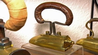 Das Ulmer Bügeleisen aus der Gießerei Wieland, eine Ochsenzunge. Diese Bügeleisenart heißt so, weil ein Metallteil, das einer Zunge ähnelt, im Ofen erhitzt und dann von hinten ins Bügeleisen geschoben wurde. 