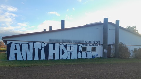 Die Fußballfans versuchen, sich an der Wand des Schweinestalls in Herbrechtingen gegenseitig zu übertrumpfen. Die Folge: Mit jedem Graffiti ist die besprühte Fläche größer geworden. Zuletzt wurden sogar ein Fenster und das Blech am Giebel besprüht.