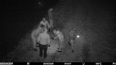 Landwirt Rabausch hat von einem Jäger eine Wildtierkamera überlassen bekommen. Diese fotografierte Fußballfans, als sie für ein neues Graffiti am Schweinestall in Herbrechtingen waren. 