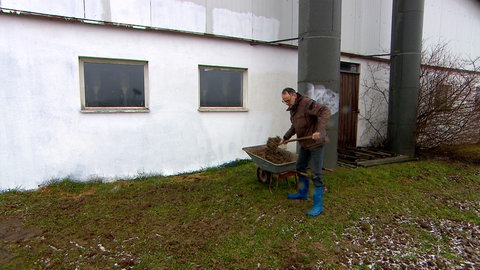 Landwirt Harald Rabausch hat sich etwas einfallen lassen, um weitere Graffitis an der Wand seines Schweinestalls zu verhindern: Er hat direkt vor der Wand Mist ausgebracht. 